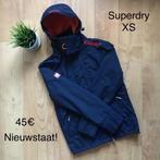 Donkerblauwe winterjas SUPERDRY maat XS - Nieuwstaat!, Vêtements | Hommes, Vestes | Hiver, Comme neuf, Bleu, Taille 46 (S) ou plus petite