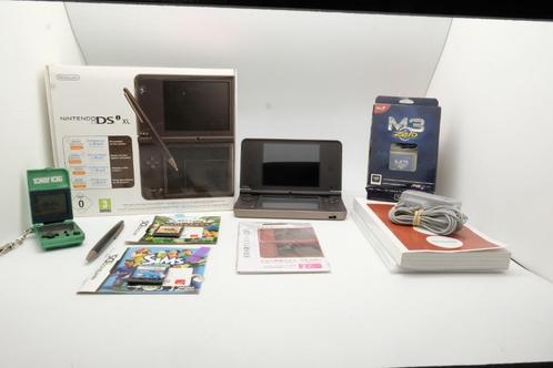 Nintendo DSi XL tb état avec housse brune + 2 jeux sims, Consoles de jeu & Jeux vidéo, Consoles de jeu | Nintendo DS, Comme neuf