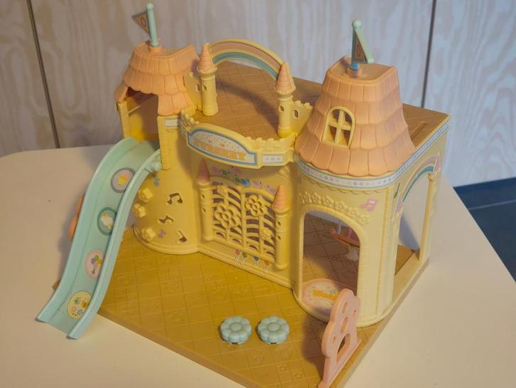 Sylvanian Families Baby Crèche Kasteel, Kinderen en Baby's, Speelgoed | Poppenhuizen, Zo goed als nieuw, Poppenhuis, Ophalen