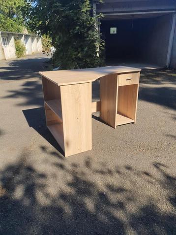 Bureau enfant  disponible aux enchères