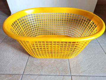 Vintage gele wasmand beschikbaar voor biedingen