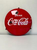Drink Coca Cola emaille reclame button, Verzamelen, Reclamebord, Gebruikt, Ophalen of Verzenden