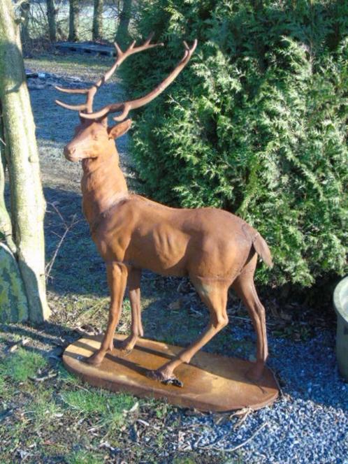 Roestig gietijzeren beeld van een groot staand hert, Tuin en Terras, Tuinbeelden, Nieuw, Dierenbeeld, Metaal, Ophalen