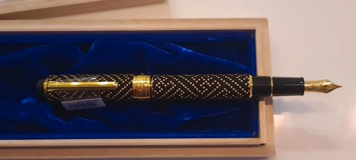 Sailor Fountain Pen, 'Kosyu Inden' Deerskin and Laquer. New., Bijoux, Sacs & Beauté, Accessoires Autre, Neuf, Enlèvement ou Envoi