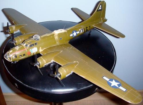 Maquette Boeing B-17G Flying Fortress "Hikin' for Home" 1/72, Hobby & Loisirs créatifs, Modélisme | Avions & Hélicoptères, Utilisé