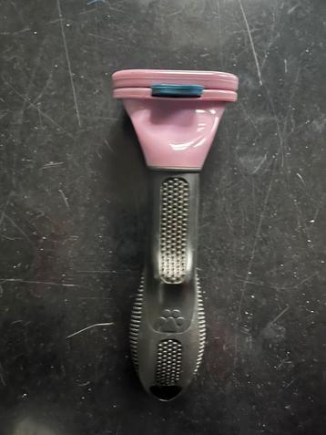 Chat à poil court Furminator - brosse pour chat - S disponible aux enchères