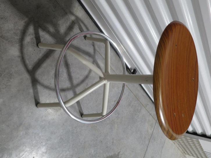 Werzalit kruk gemaakt door T.A.M.S.A Cordoba Huelva Esp, Huis en Inrichting, Krukjes, Gebruikt, IJzer, Ophalen