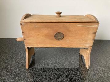 Brocante bakmeelzeef beschikbaar voor biedingen