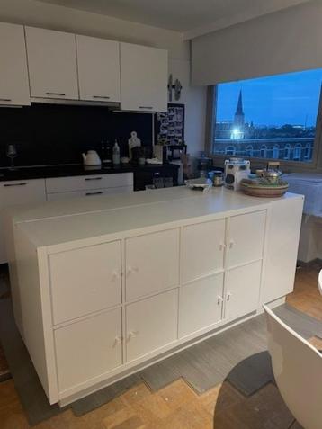 Witte kast met 8 vakken en deurtjes beschikbaar voor biedingen