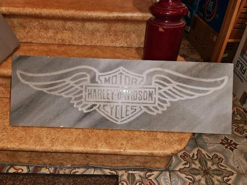 Marmeren plaquette met het Harley Davidson-logo en tekst, Motoren, Motoren | Harley-Davidson, Particulier, Ophalen