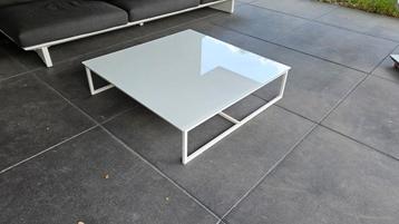 Salontafel- momenteel gebruikt onder overkapping in tuin beschikbaar voor biedingen