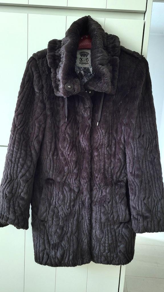 WINTERMANTEL IN IMITATIEBONT - MERK DAMO, Kleding | Dames, Jassen | Winter, Zo goed als nieuw, Maat 42/44 (L), Bruin, Ophalen of Verzenden