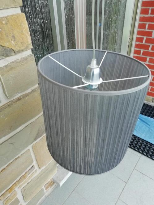 Mooie vering in geplooide grijze stof. Perfecte conditie., Huis en Inrichting, Lampen | Hanglampen, Zo goed als nieuw, Metaal