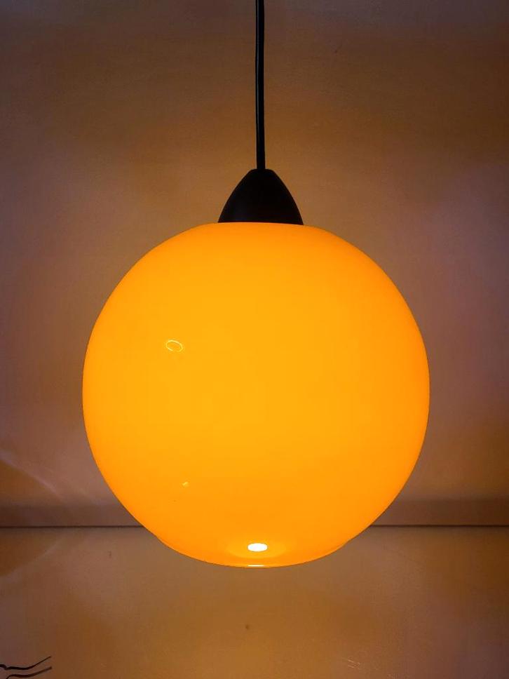Vintage oranje opaline glazen hanglamp, Huis en Inrichting, Lampen | Hanglampen, Glas, Ophalen of Verzenden
