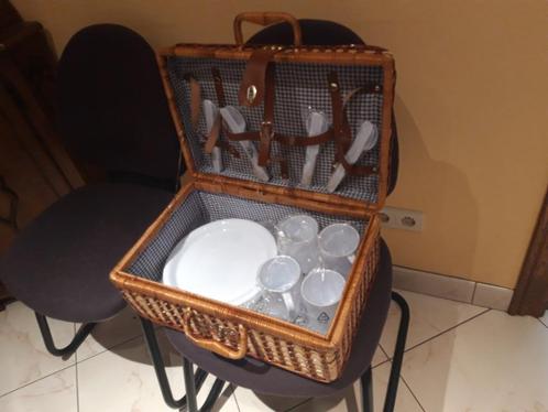 Nieuwe picknickmand met 4 bekers, 4 borden en bestek, Hobby en Vrije tijd, Picknickmanden, Nieuw, Ophalen of Verzenden