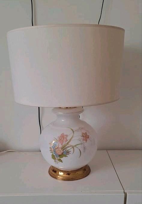 Lampe florale en verre blanc vintage avec abat-jour assorti, Huis en Inrichting, Lampen | Tafellampen, Gebruikt, Glas, Ophalen