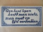 Vintage tegel Mosa met spreuk Aan hard lopen heeft men niets, Ophalen of Verzenden