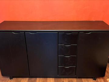 Buffet / armoire de rangement noire  – bon état beschikbaar voor biedingen