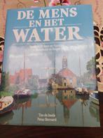 De mens en het water. Hardcover met papieren kaft, Livres, Science, Enlèvement ou Envoi, Comme neuf