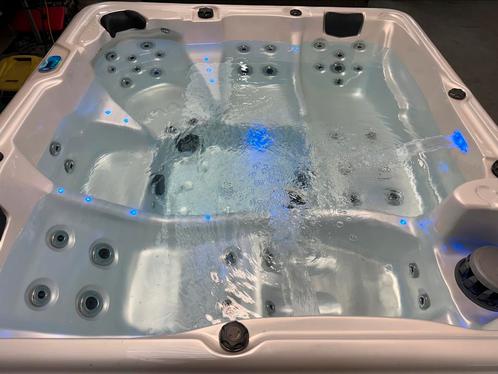 Jacuzzi / spa 5 Personen, Tuin en Terras, Bubbelbaden en Hottubs, Zo goed als nieuw, Vast, Afdekzeil, Filter, Pomp, Ophalen