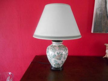 Lamp porseleine voet prima staat met spaarlamp voor 10 euro  beschikbaar voor biedingen