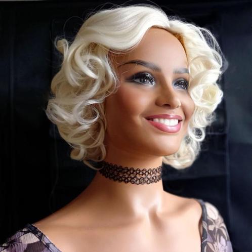 Pruik platinablond kort krullend haar mooi volume, Handtassen en Accessoires, Uiterlijk | Haarverzorging, Nieuw, Pruik of Haarverlenging