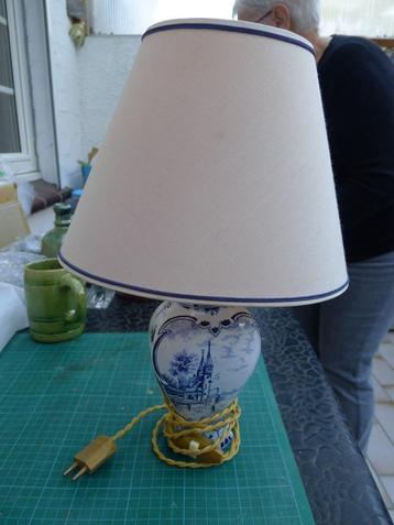 Complete lamp van DELFT aardewerk beschikbaar voor biedingen
