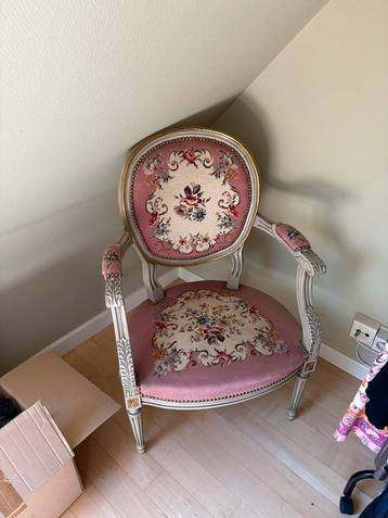 Elegante geborduurde antieke stoel beschikbaar voor biedingen