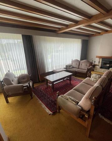 zetels + tafel te koop beschikbaar voor biedingen
