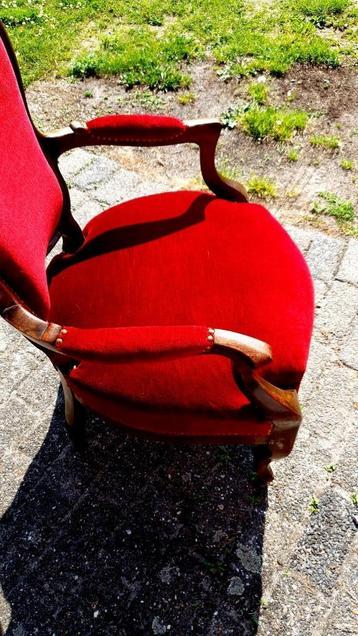 Een stoel rood fluweel nog in zeer goeden staat. De bekledin beschikbaar voor biedingen