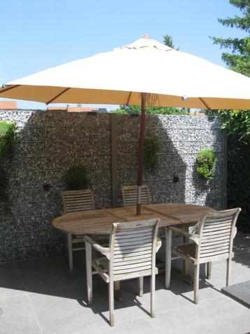 Tuinset in teak met eventueel nieuwe parasol beschikbaar voor biedingen