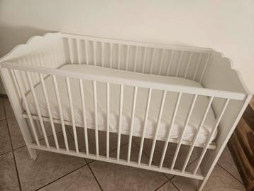 Babybed met matras beschikbaar voor biedingen