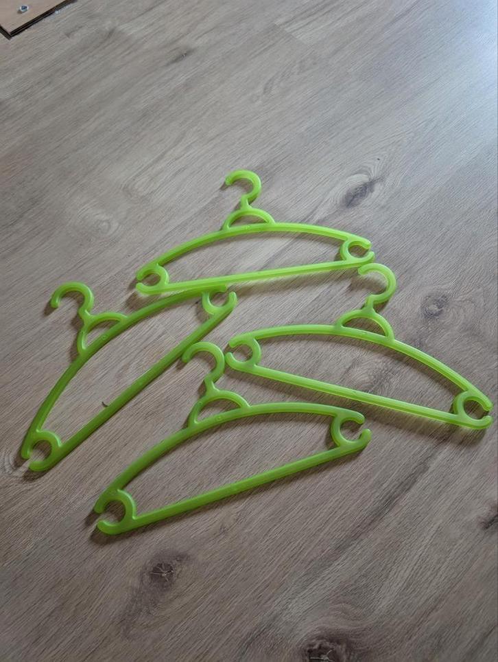 4 groene kleerhangers kapstokken, Kinderen en Baby's, Kinderspulletjes, Gebruikt, Ophalen of Verzenden