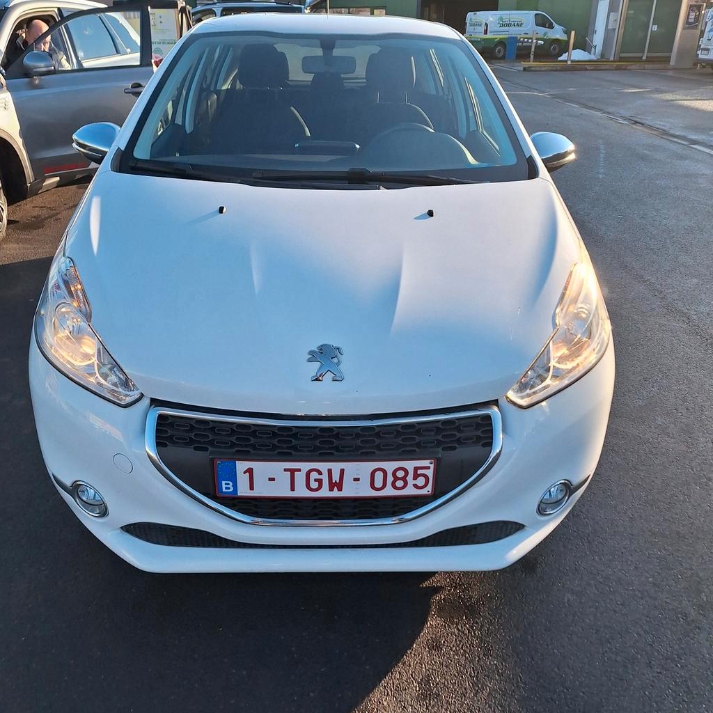 Witte Peugeot 208 urban soul speciale uitvoering /