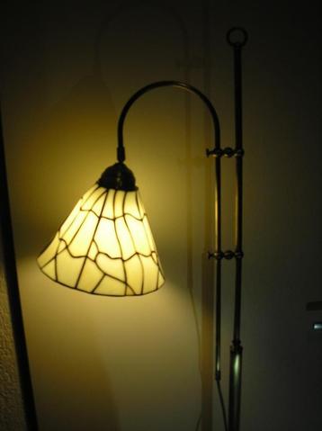 Tiffany vloerlamp met mooi geborsteld geel koperen frame beschikbaar voor biedingen