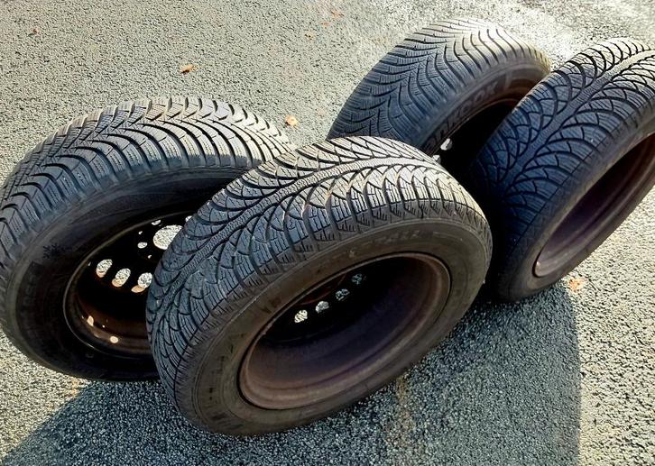 4 bonnes roues hiver 195/65-15 d'une Mercedes classe B, Autos : Pièces & Accessoires, Pneus & Jantes, Pneus et Jantes, Pneus hiver
