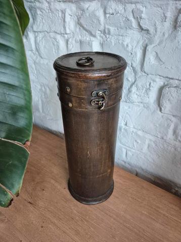 Oude houten cilinderkoker beschikbaar voor biedingen