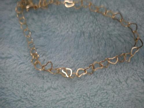 Verguld armbandje met hartjes, Handtassen en Accessoires, Armbanden, Nieuw, Goud, Goud, Met bedels of kralen, Ophalen of Verzenden