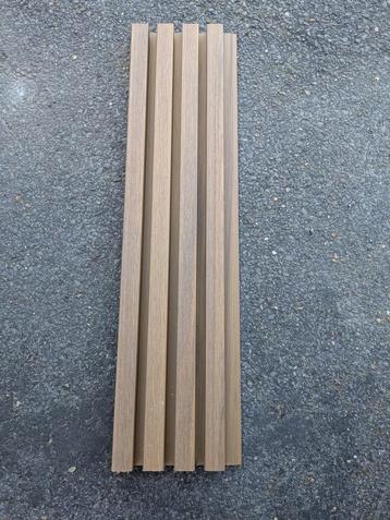 GRATIS - composite hout stukjes  beschikbaar voor biedingen