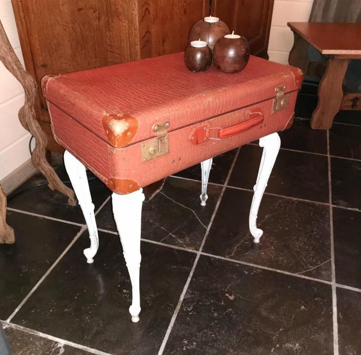 antieke bordeaux reiskoffer op ijzeren poten H 58 B 55 D 33, Antiek en Kunst, Antiek | Woonaccessoires, Ophalen of Verzenden