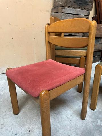 Lot 32 stapelbare retro vintage stoelen rode zitting beschikbaar voor biedingen