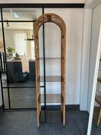 Rotan rek met glazen planken – Vintage boho stijl, Huis en Inrichting, Kasten | Vitrinekasten, Ophalen, Zo goed als nieuw