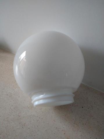 Globe verre rond blanc. Très bon état. Base 7cm Hauteur 15cm