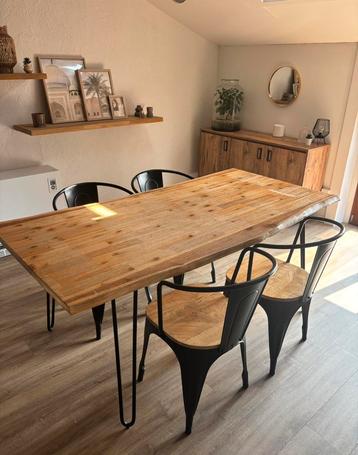Table industrielle + 4 chaises assorties – bois & métal beschikbaar voor biedingen