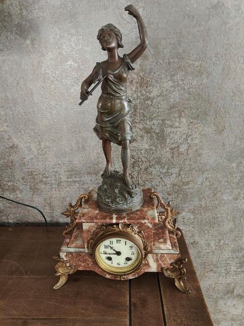 Antieke klok met beeld van julien caussé-cadet, Antiek en Kunst, Antiek | Klokken, Ophalen