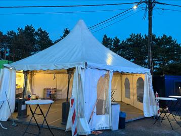 Veelhoektent – 6x7 meter beschikbaar voor biedingen