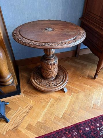 Houten bijzettafel met doek beschikbaar voor biedingen