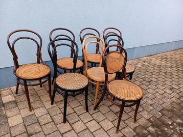 Plusieurs chaises de bistrot anciennes en bois courbé