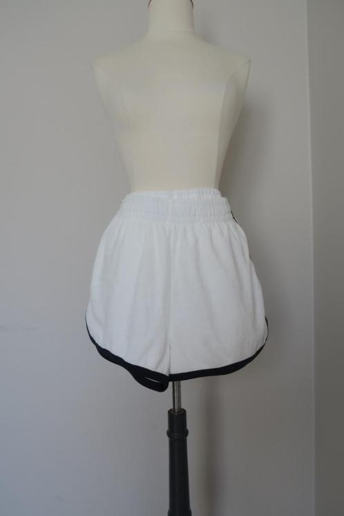 Lacoste witte short M 38, Kleding | Dames, Sportkleding, Nieuw, Overige typen, Maat 38/40 (M), Wit, Ophalen of Verzenden