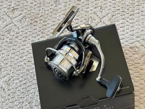 DAIWA EXIST 3000S-CXH Spinning Reel, Watersport en Boten, Hengelsport | Algemeen, Zo goed als nieuw, Molen, Ophalen of Verzenden